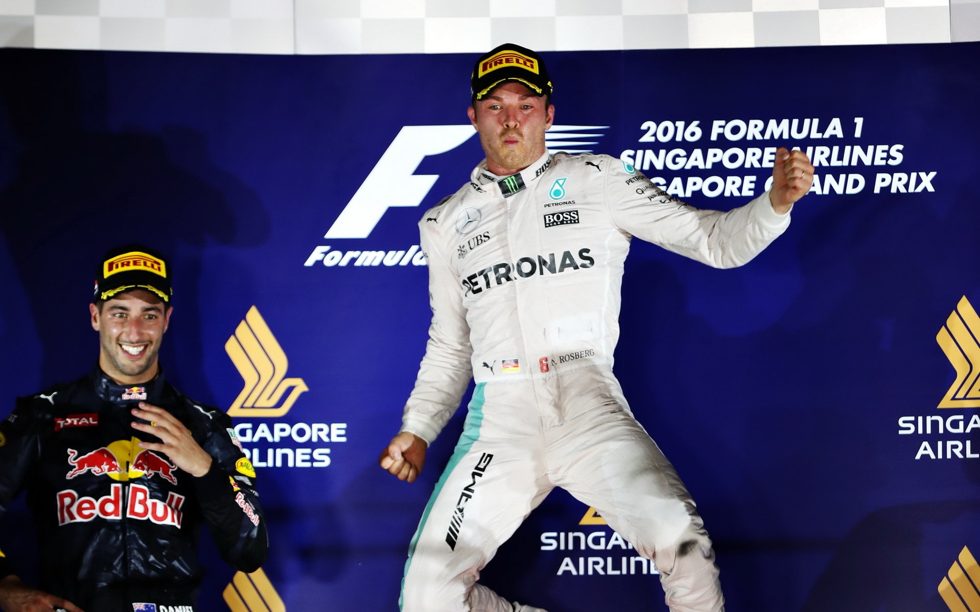 Daniel Ricciardo a Nico Rosberg na pódiu po závodě v Singapuru