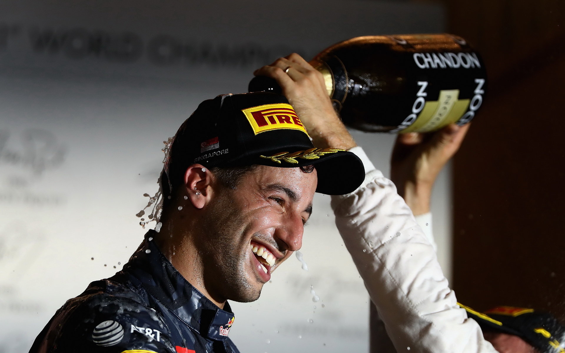 Daniel Ricciardo se v Singapuru raduje z druhého místa mezi piloty Mercedesu