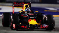 Daniel Ricciardo v závodě v Singapuru