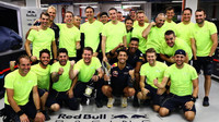 Daniel Ricciardo slaví se svými mechaniky po závodě v Singapuru