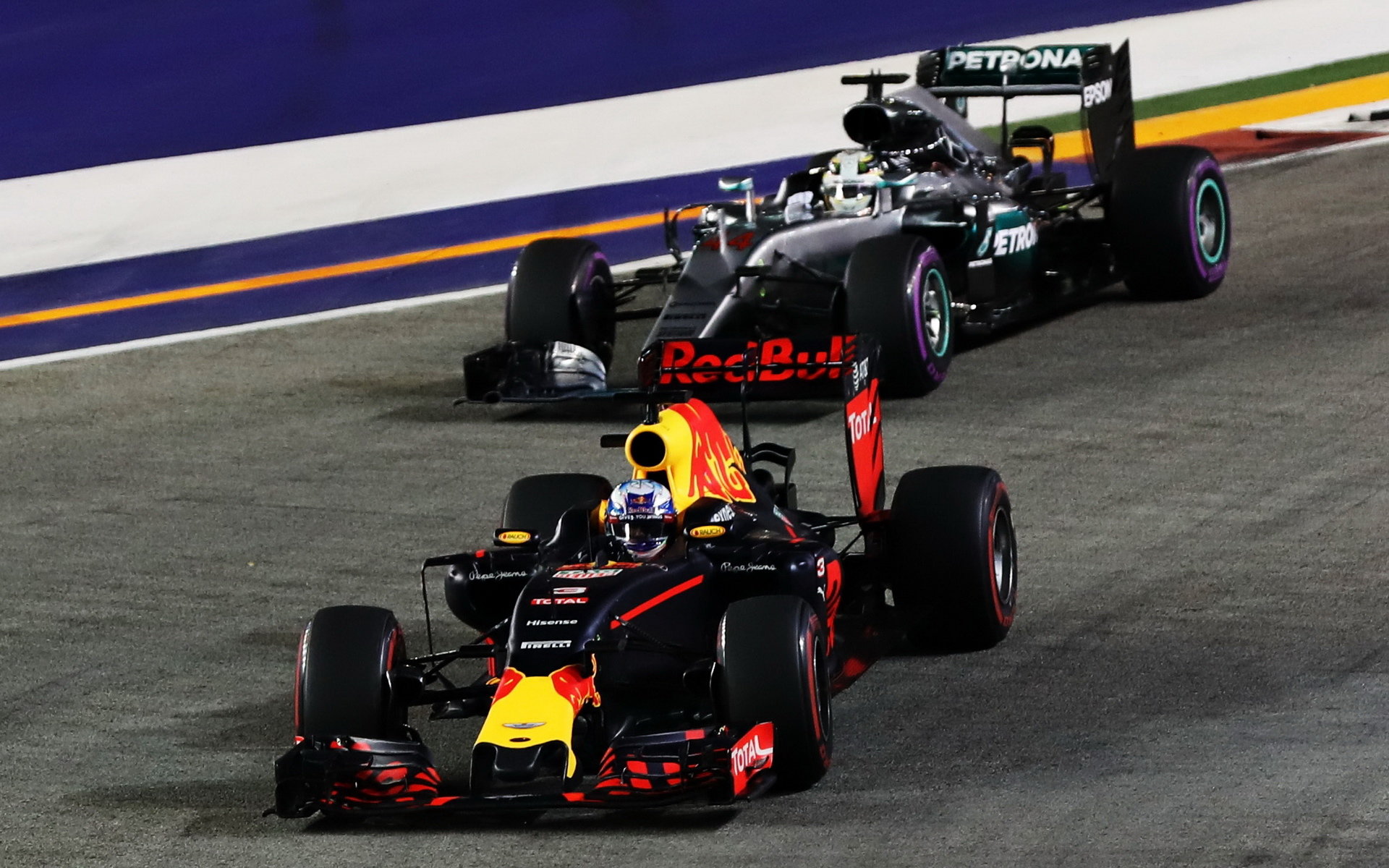 Daniel Ricciardo a Lewis Hamilton v závodě v Singapuru