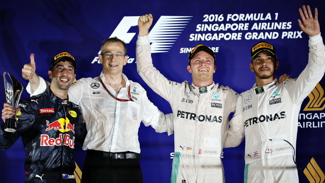 Daniel Ricciardo na pódiu v Singapuru společně s jezdci Mercedesu