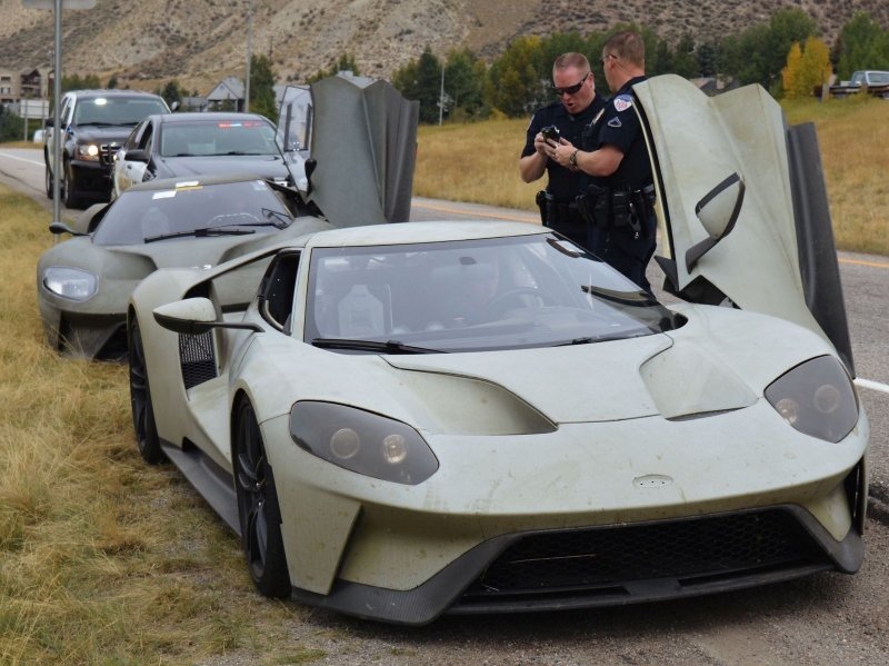 Testovací řidiči Fordu GT byly chyceni americkou policií