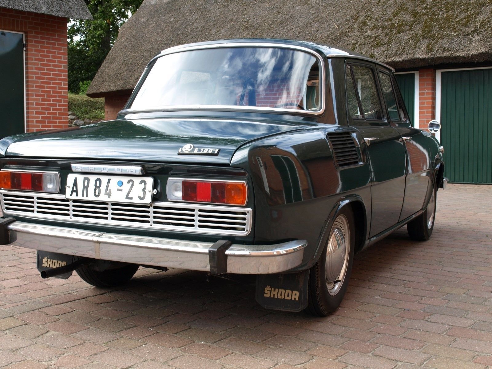 Na prodej je nyní úžasně zachovalá Škoda 100.