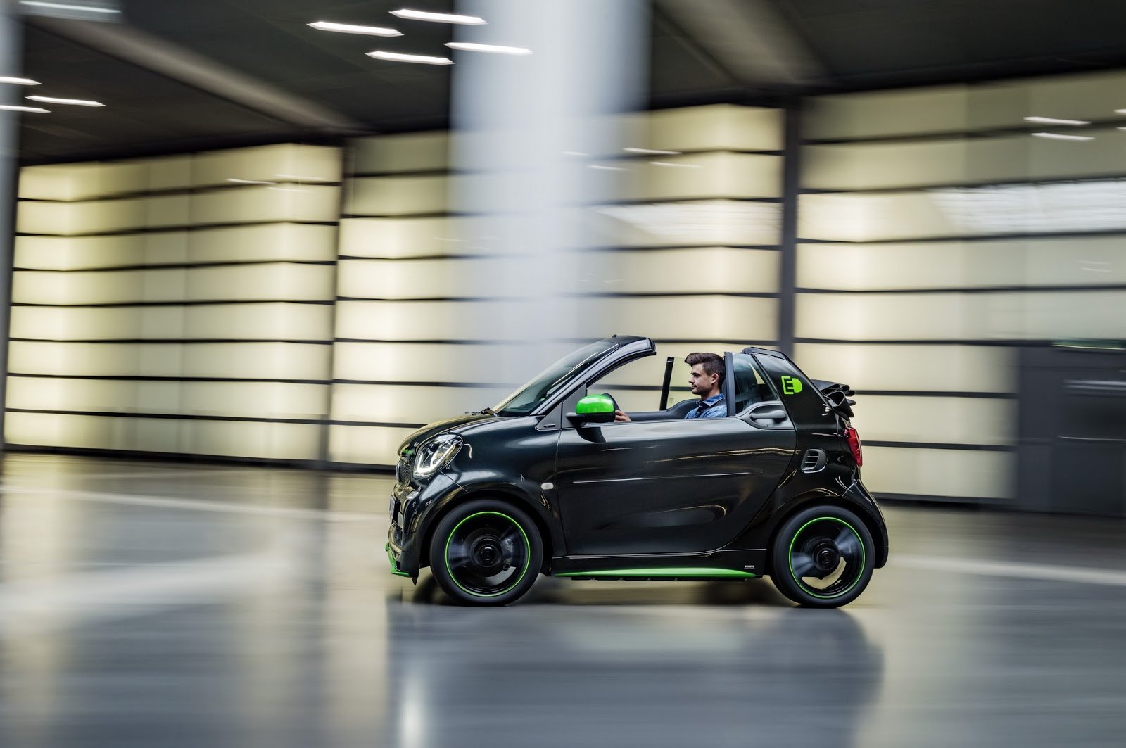 Smart ForTwo Cabrio přijíždí v elektrickém provedení electric drive.