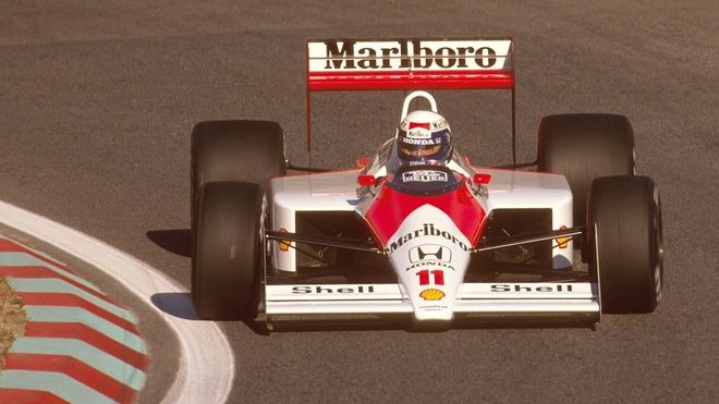 Alain Prost si jede s McLarenem MP4/4 pro vítězství ve Velké ceně Portugalska