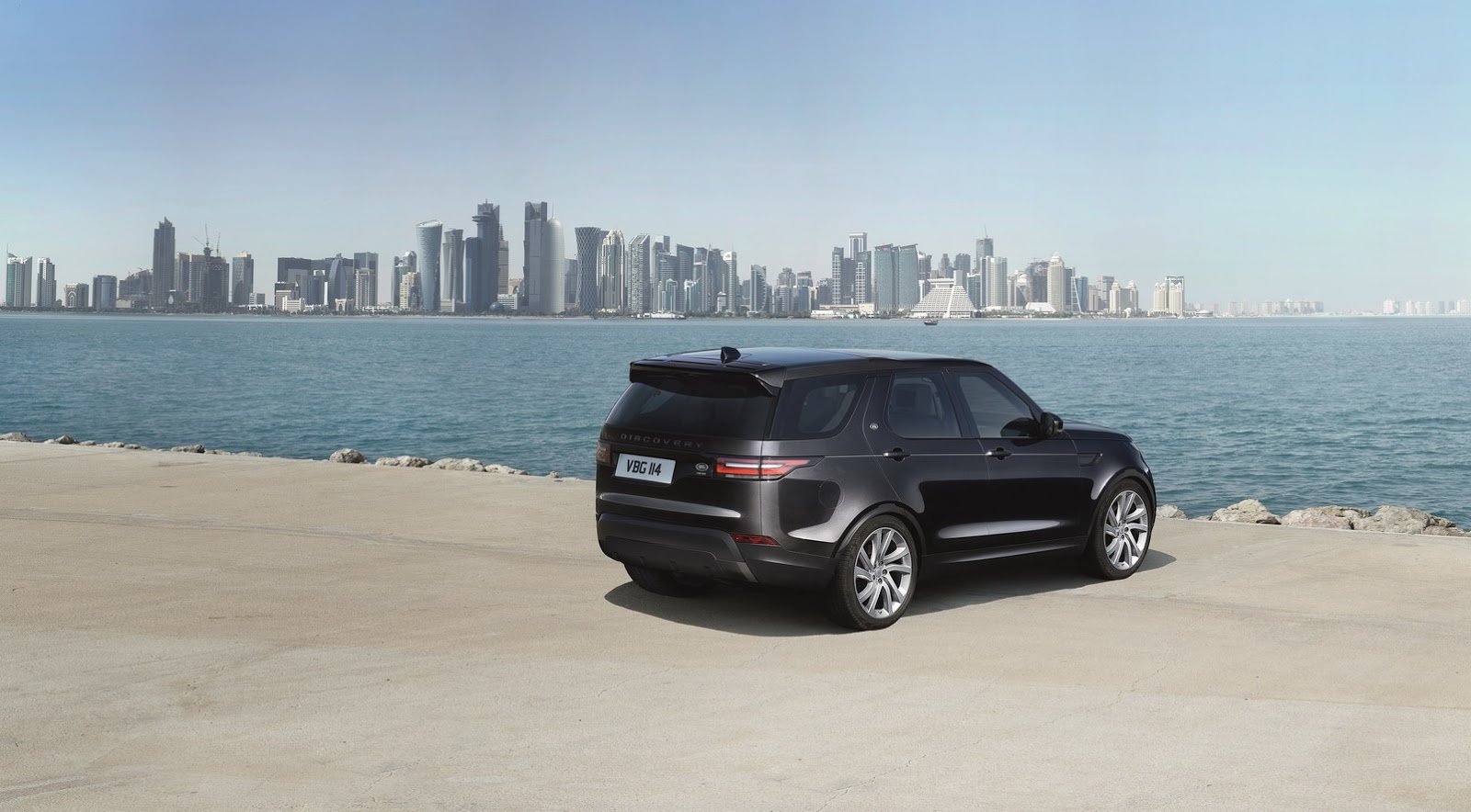 Land Rover Discovery First Edition přichází v páté generaci, která větší než doposud.