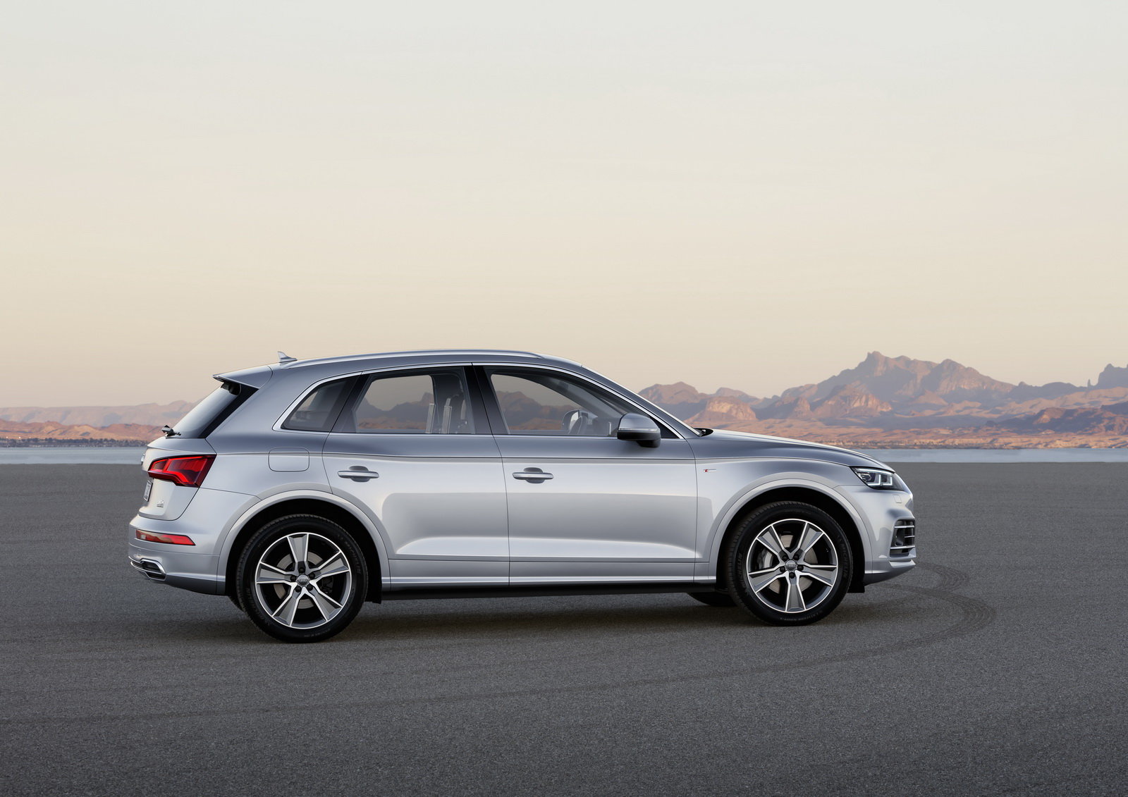 Audi Q5 se představuje ve druhá generaci, ta je větší a celkově vyspělejší.