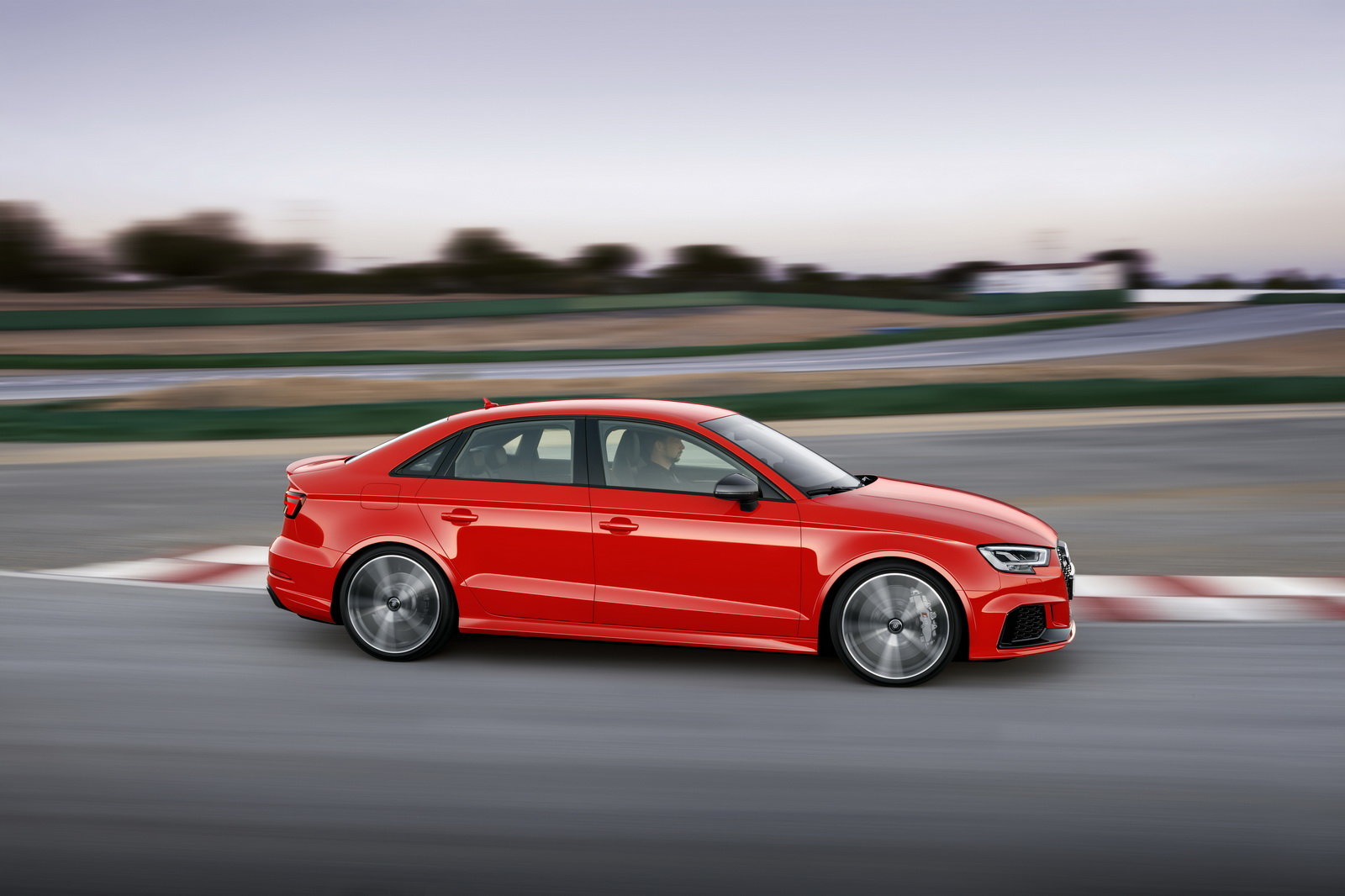 Audi RS3 Sedan ukazuje pětiválec 2.5 TSI o výkonu 400 koní!