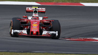 Kimi Räikkönen při pátečním tréninku v Malajsii