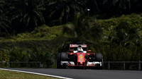 Sebastian Vettel při pátečním tréninku v Malajsii