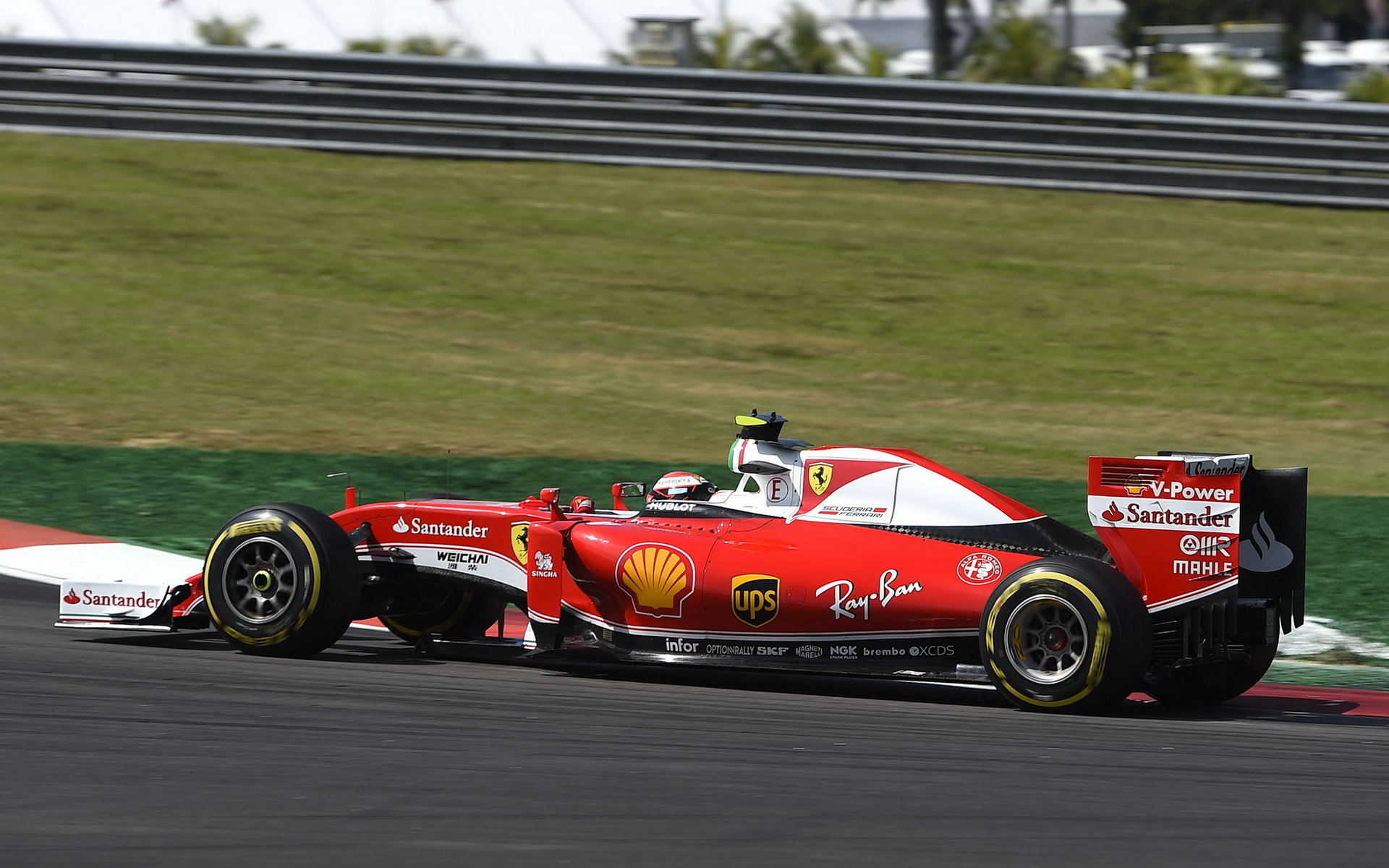 Kimi Räikkönen při pátečním tréninku v Malajsii