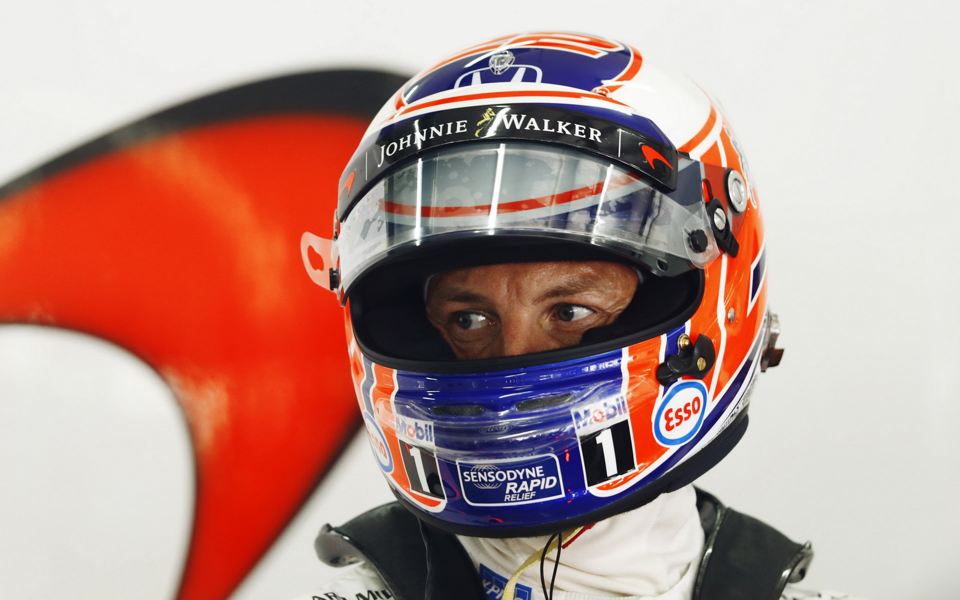 Jenson Button při pátečním tréninku v Malajsii