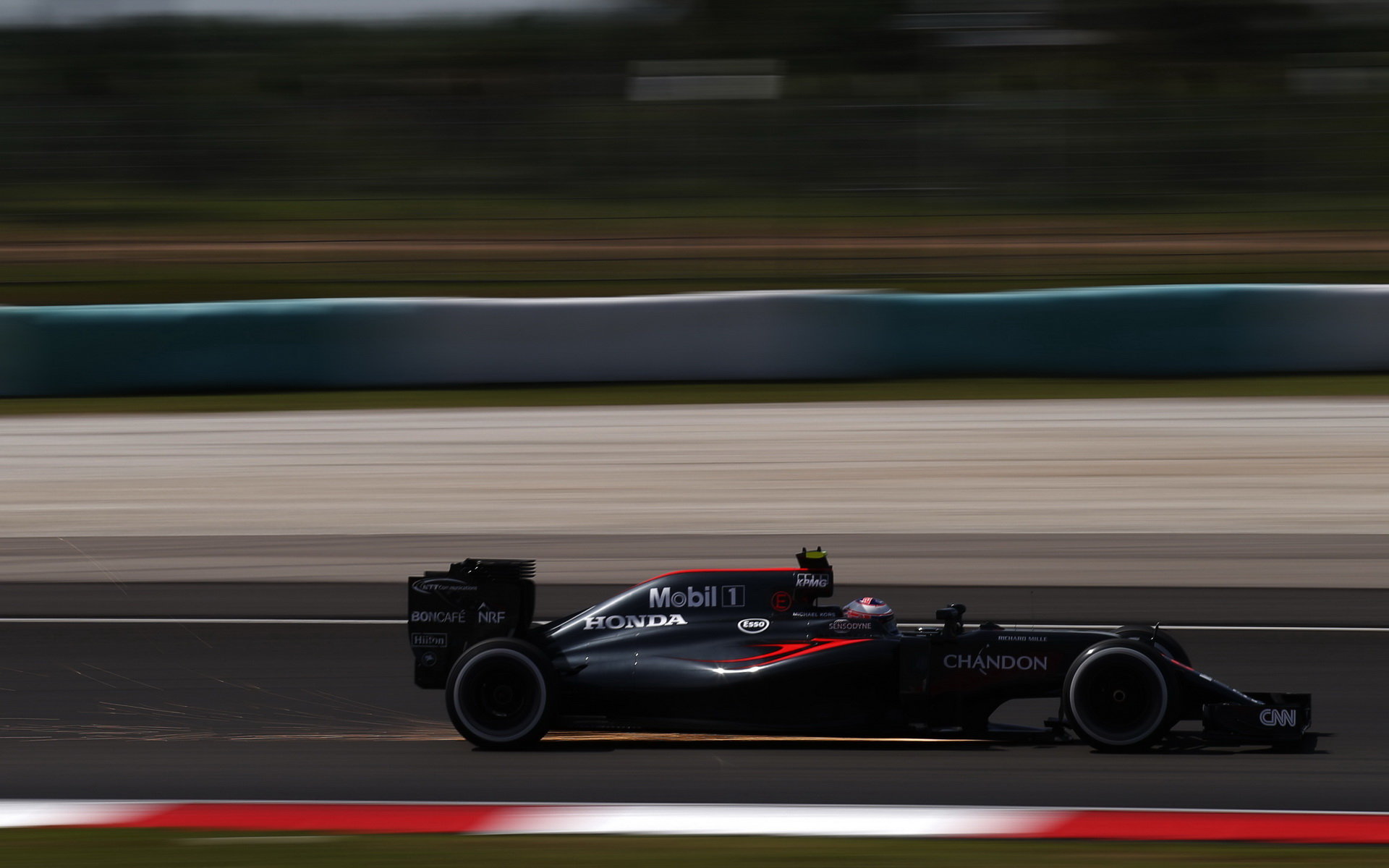 Jenson Button jiskří při pátečním tréninku v Malajsii