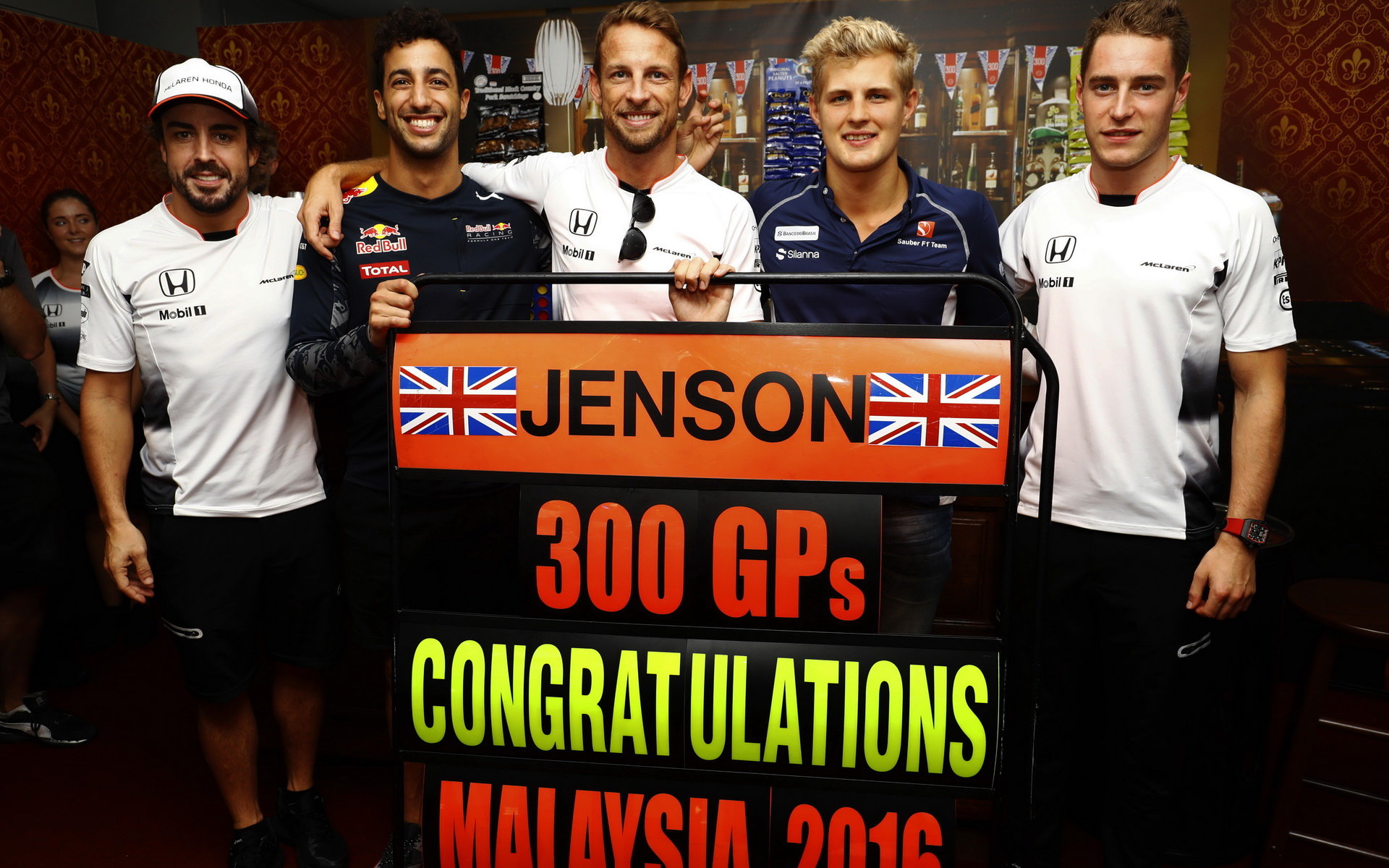 Jenson Button slaví se svými kolegy svou 300 VC v Malajsii