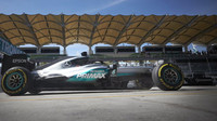 Lewis Hamilton při pátečním tréninku v Malajsii