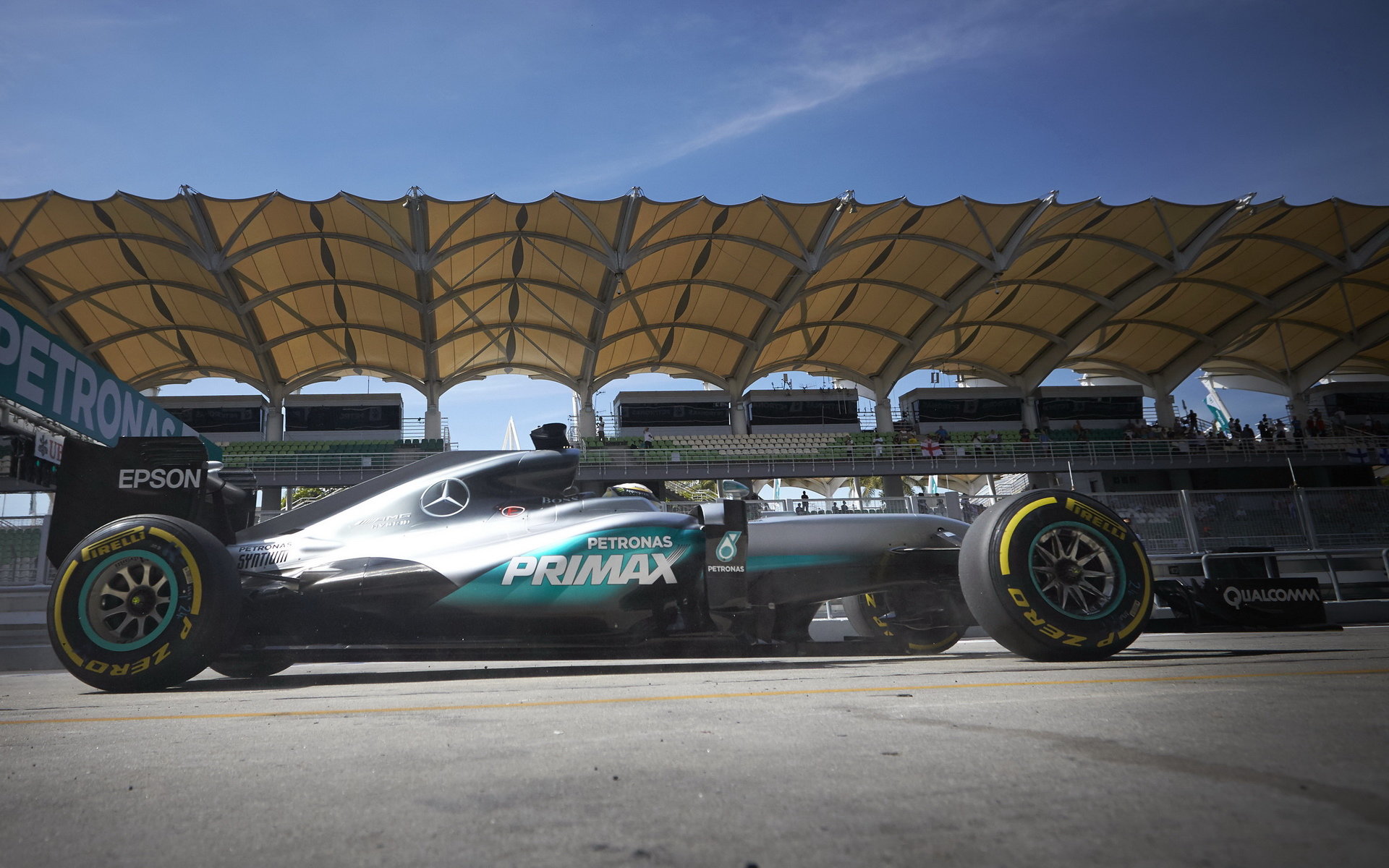 Lewis Hamilton při pátečním tréninku v Malajsii
