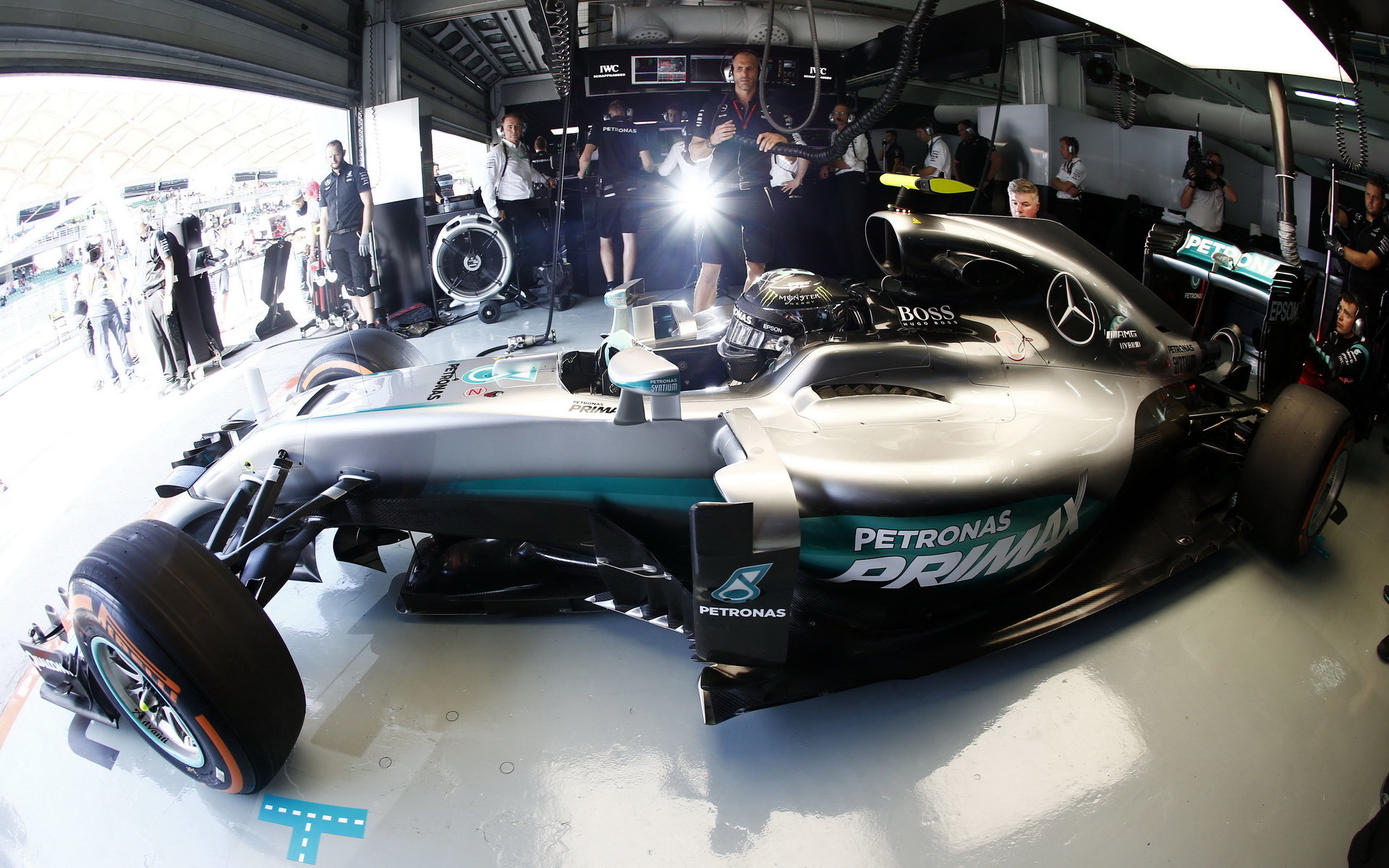 Nico Rosberg na titul zatím nemyslí, Hamiltona se bude snažit v každém závodě porážet