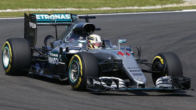 Lewis Hamilton v Malajsii na měkkých pneumatikách Pirelli