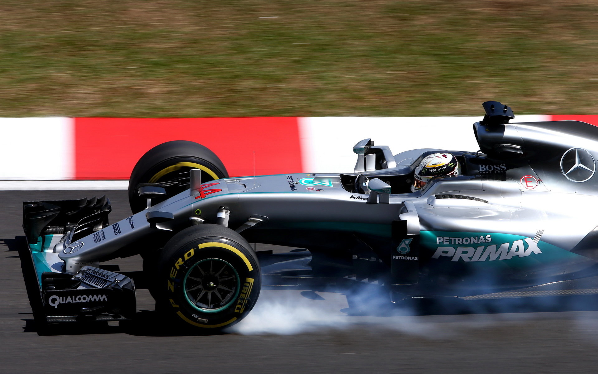 Lewis Hamilton probrzdil při pátečním tréninku v Malajsii