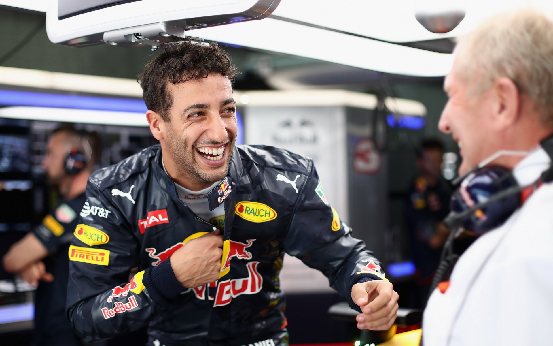 Daniel Ricciardo v závodě moc důvodů k úsměvu neměl - špatná strategie a penalizace zhatily jeho šance