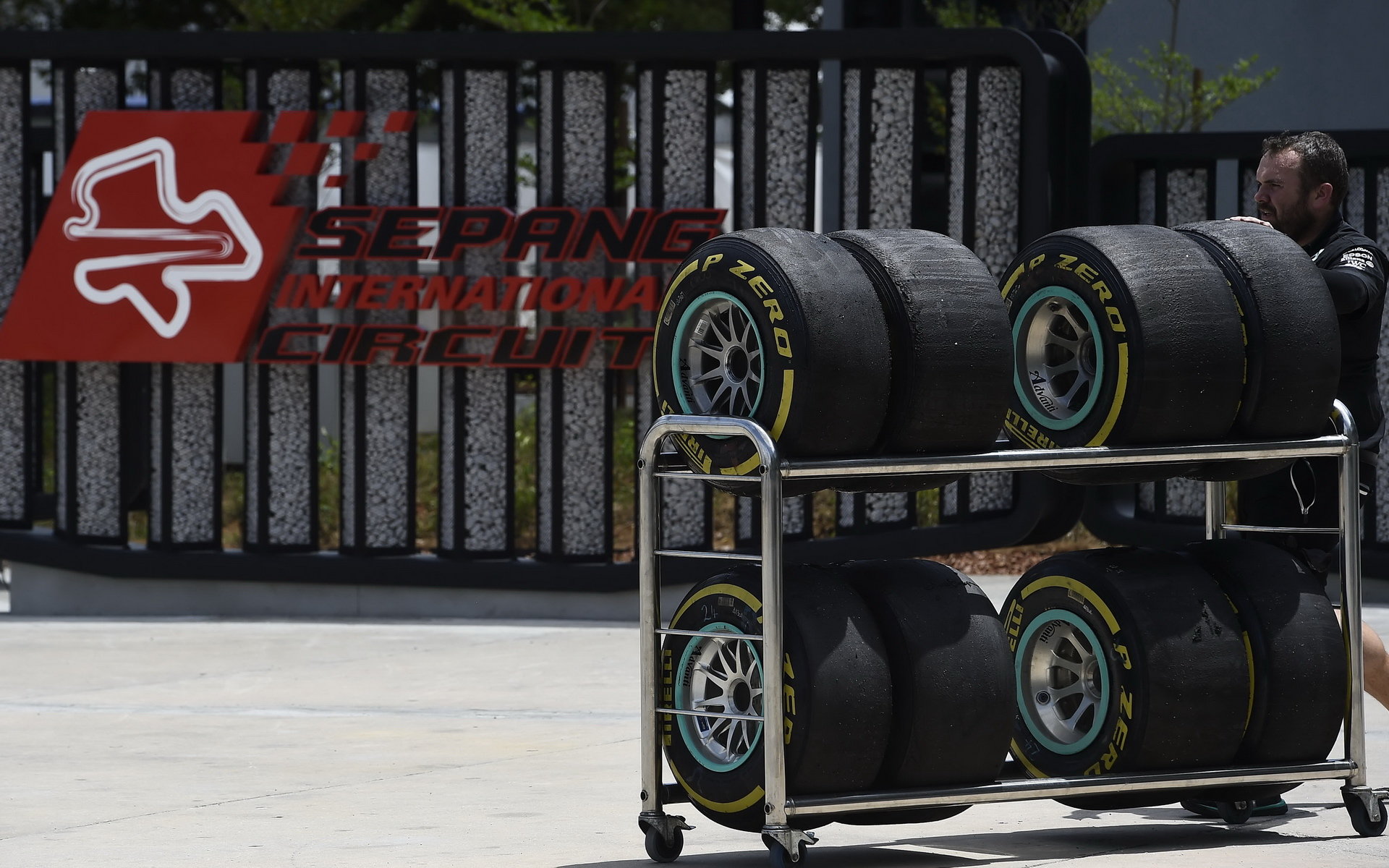 Příprava pneumatik Pirelli při pátečním tréninku v Malajsii