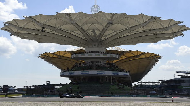 Lewis Hamilton na Tilkeho okruhu v Malajsii