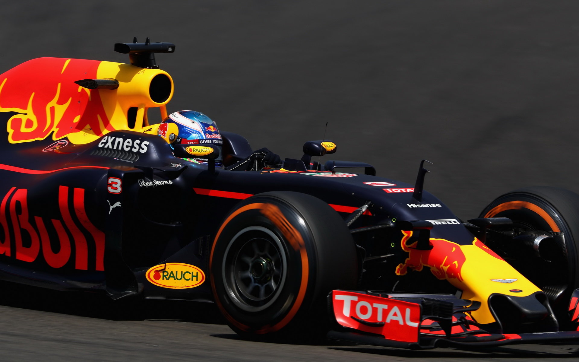 Daniel Ricciardo při pátečním tréninku v Malajsii
