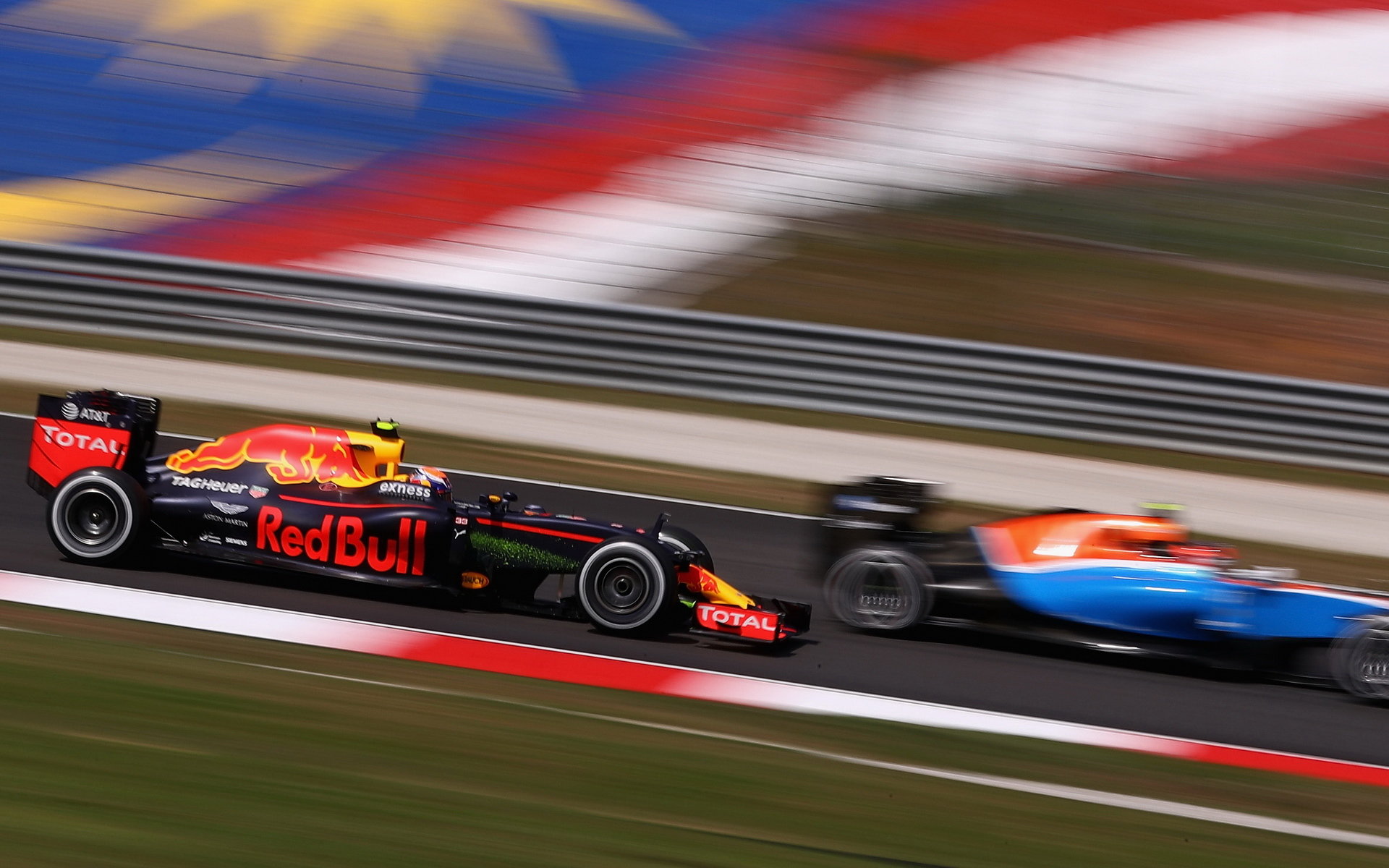 Max Verstappen a Flo-wis na jeho voze při pátečním tréninku v Malajsii
