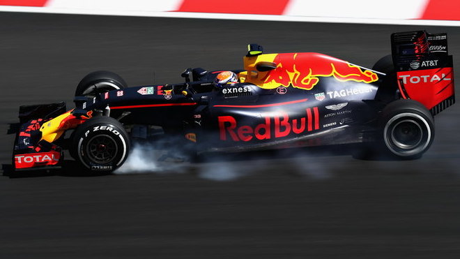 Max Verstappen prudce brzdí při pátečním tréninku v Malajsii