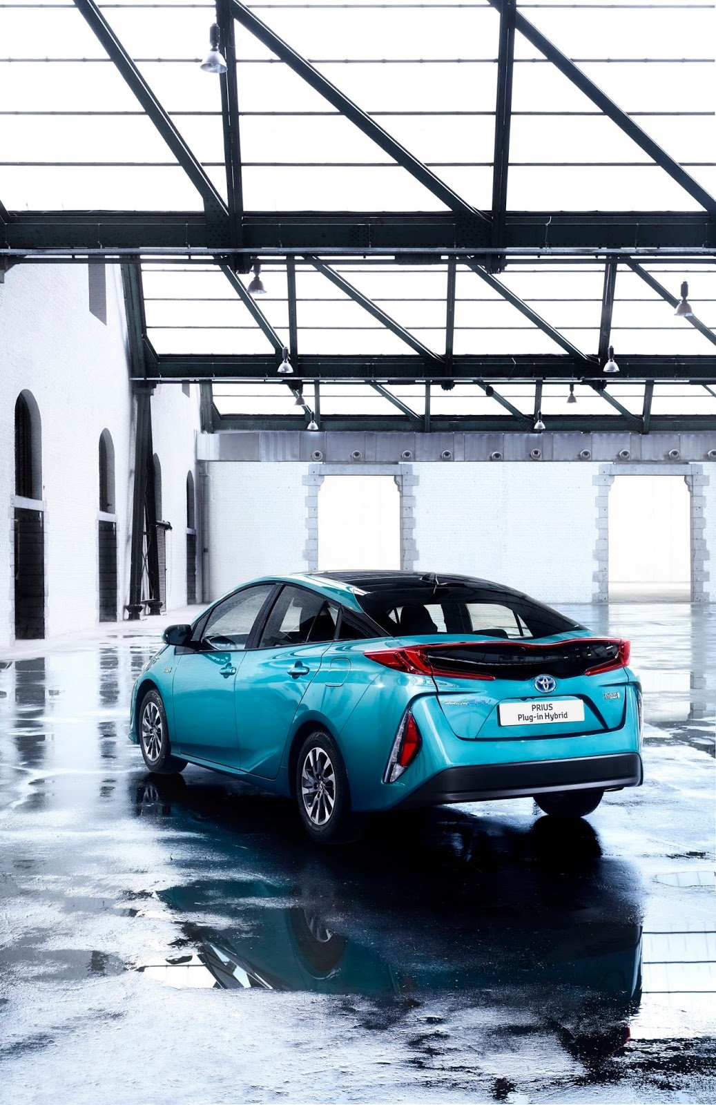 Toyota Prius Plug-in Hybrid umí jezdit za 1 litr na 100 kilometrů.