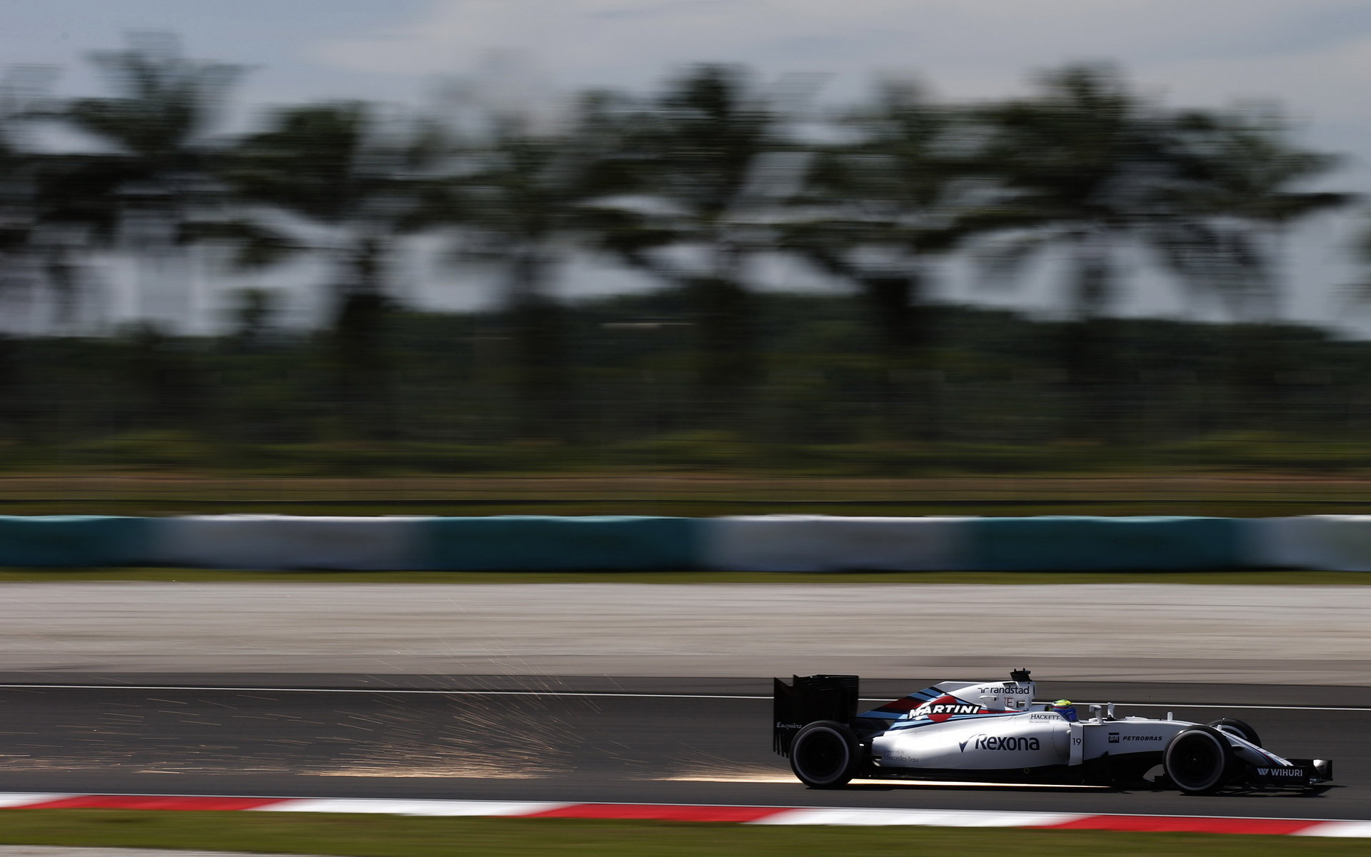 Felipe Massa jiskří při pátečním tréninku v Malajsii