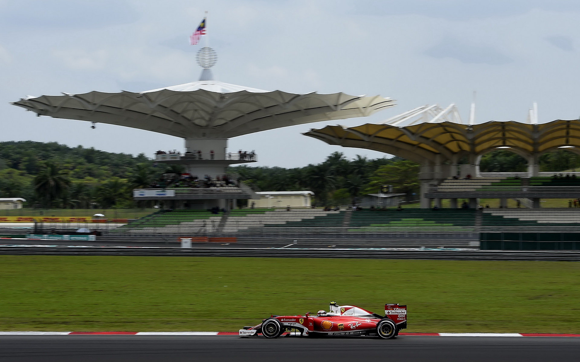 Velkou cenu Malajsie dokončil pouze Kimi Räikkönen, Ferrari na Red Bull ztratilo spoustu bodů