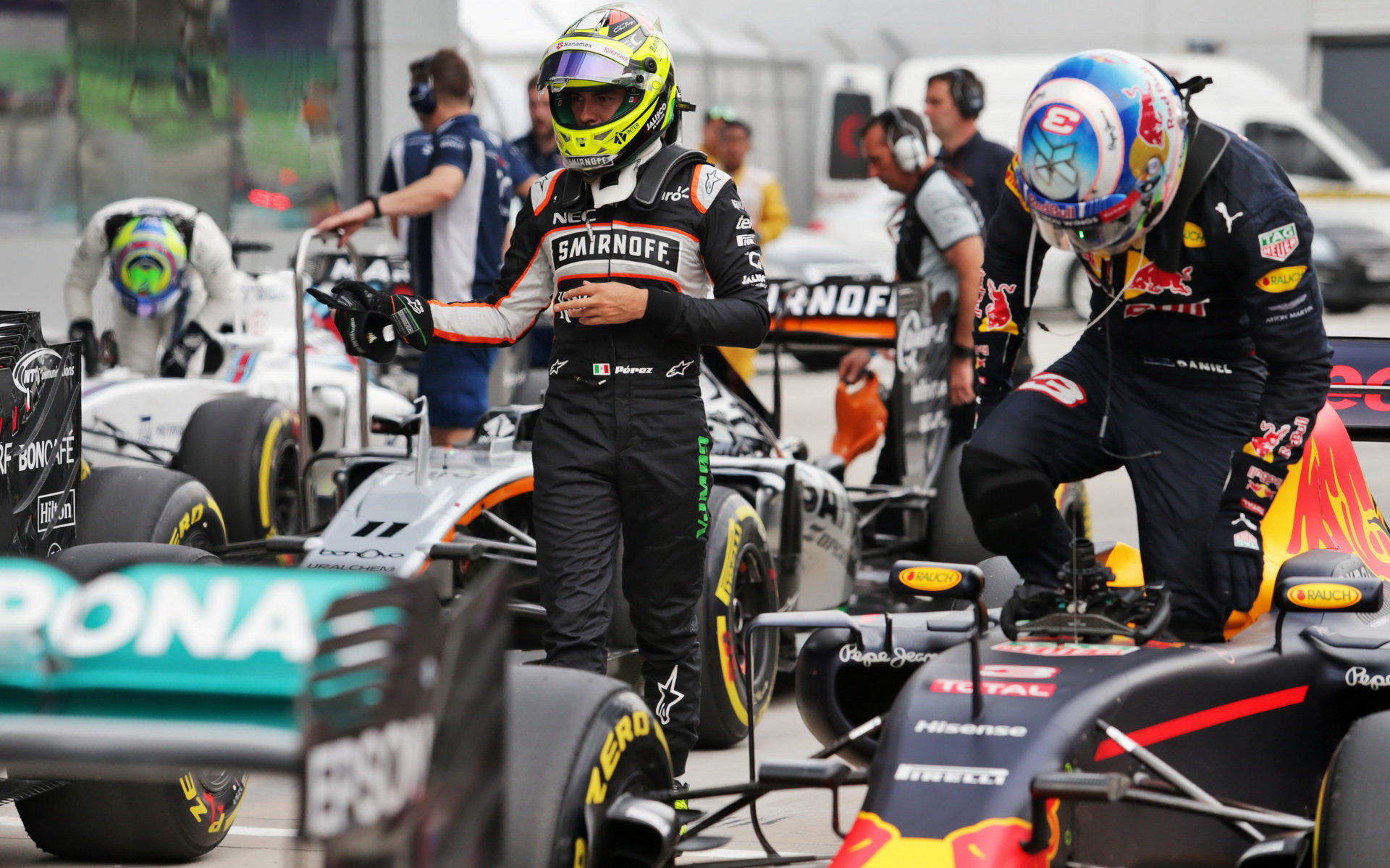 Sergio Pérez a Daniel Ricciardo po kvalifikaci v Malajsii