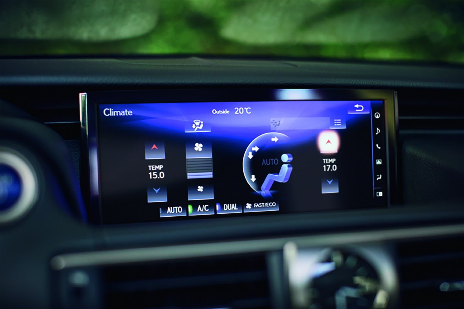 Omlazené provedení Lexusu IS poznáte třeba podle nových předních světel.