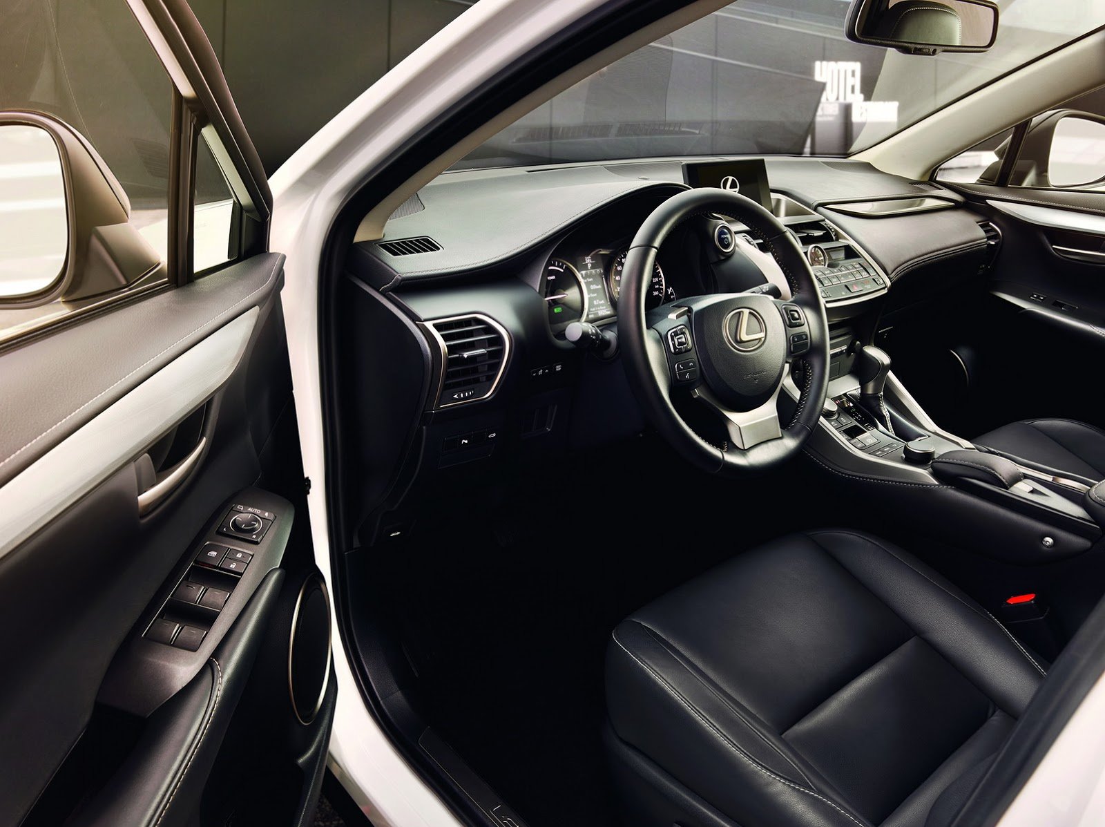 Lexus NX se představuje v provedení Sport.