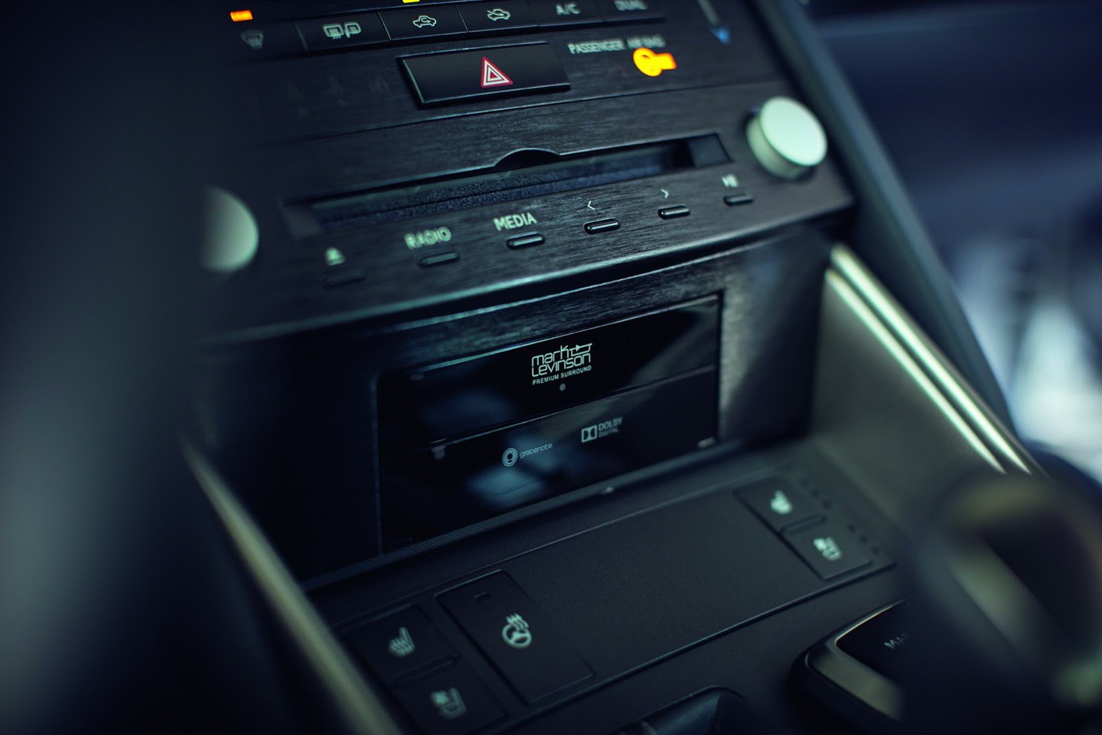 Omlazené provedení Lexusu IS poznáte třeba podle nových předních světel.