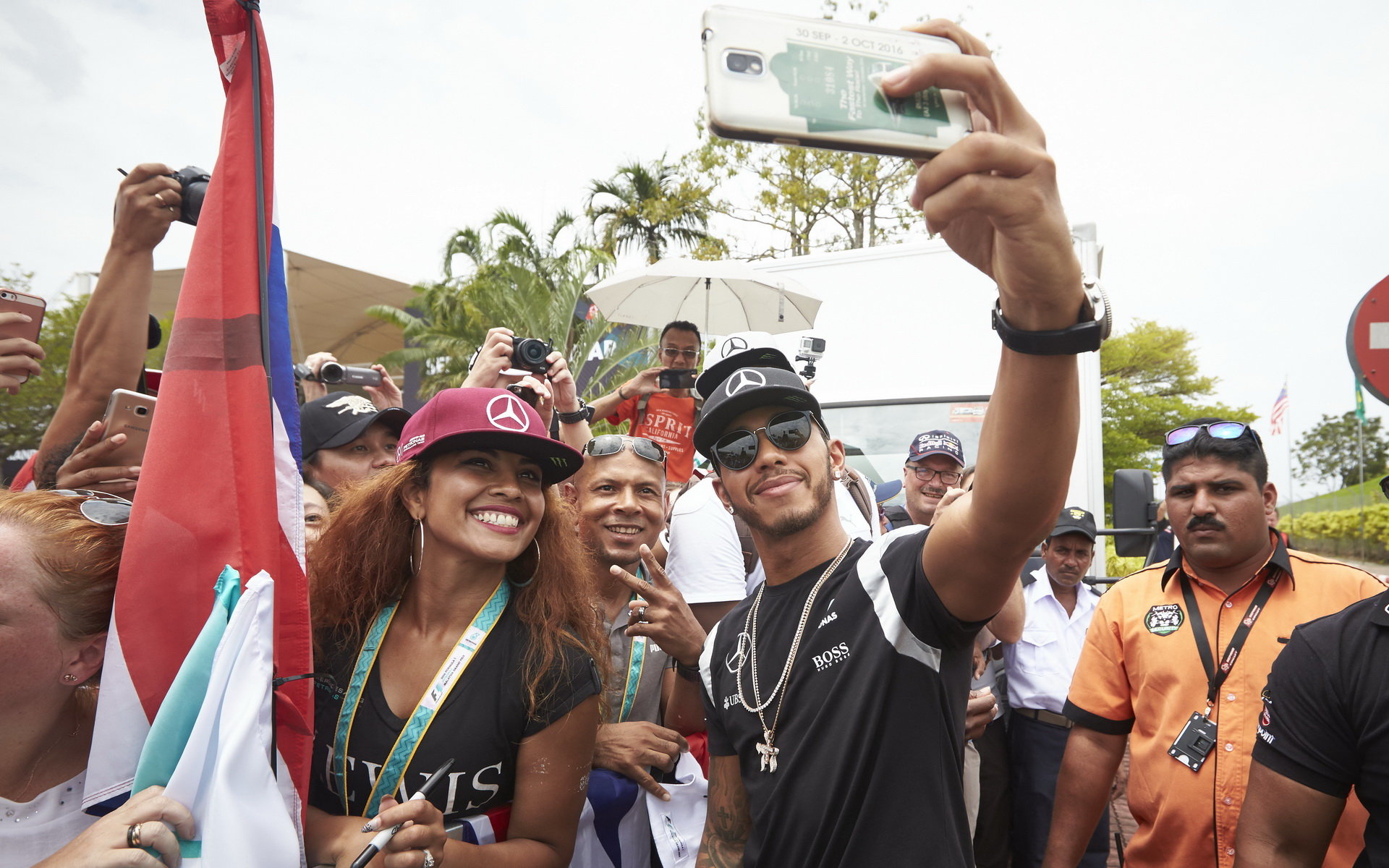 Lewis Hamilton s fanoušky v Malajsii