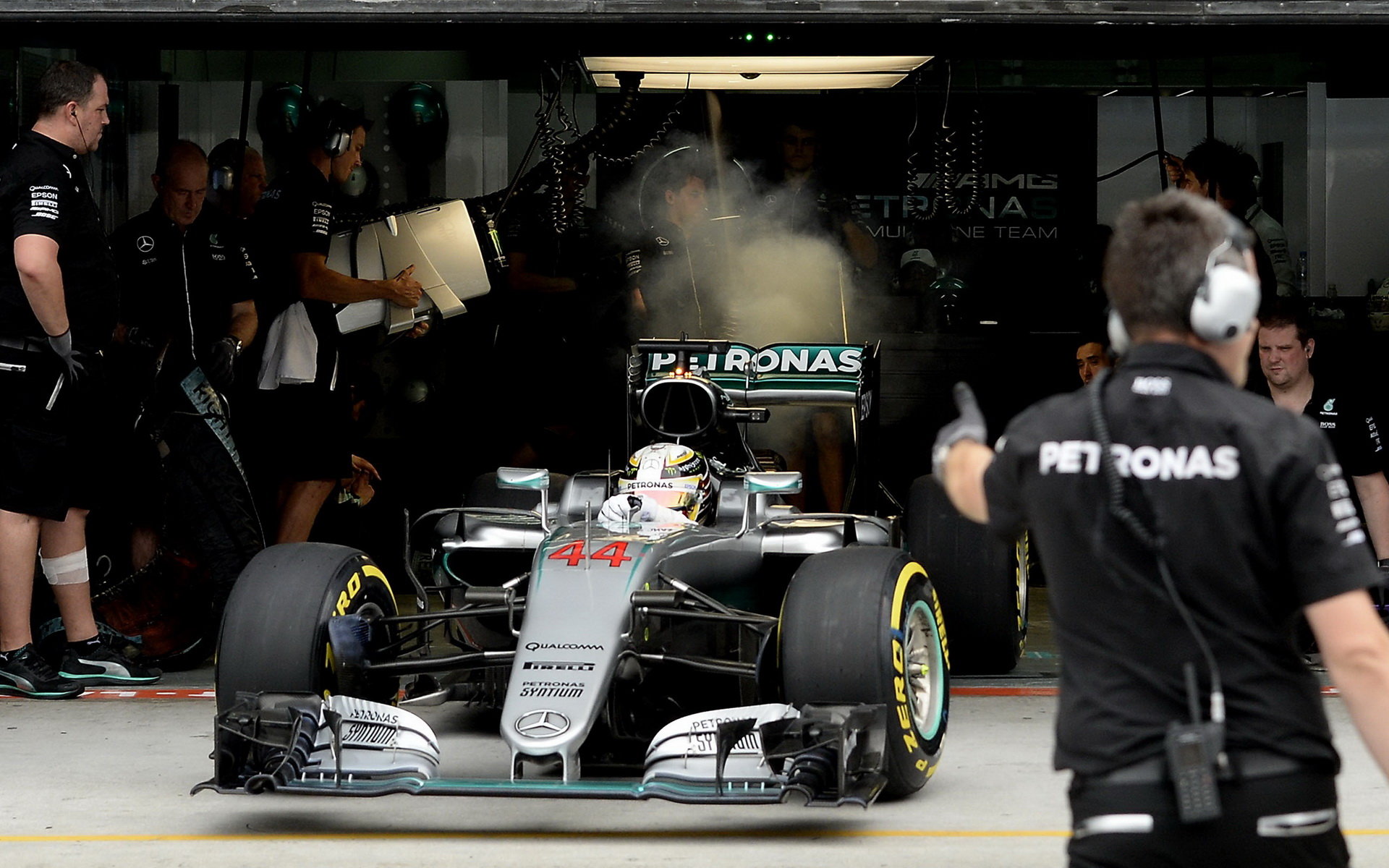 Lewis Hamilton vyjíždí z boxů v kvalifikaci v Malajsii