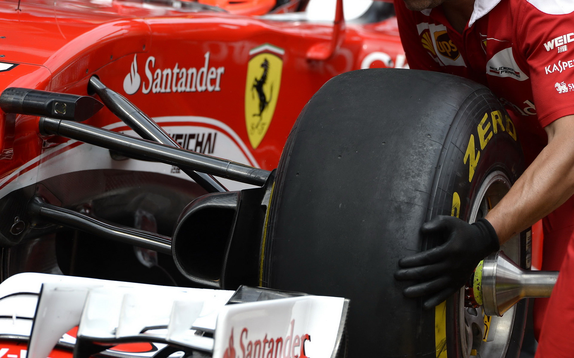 Výměna pneumatik u týmu Ferrari v kvalifikaci v Malajsii