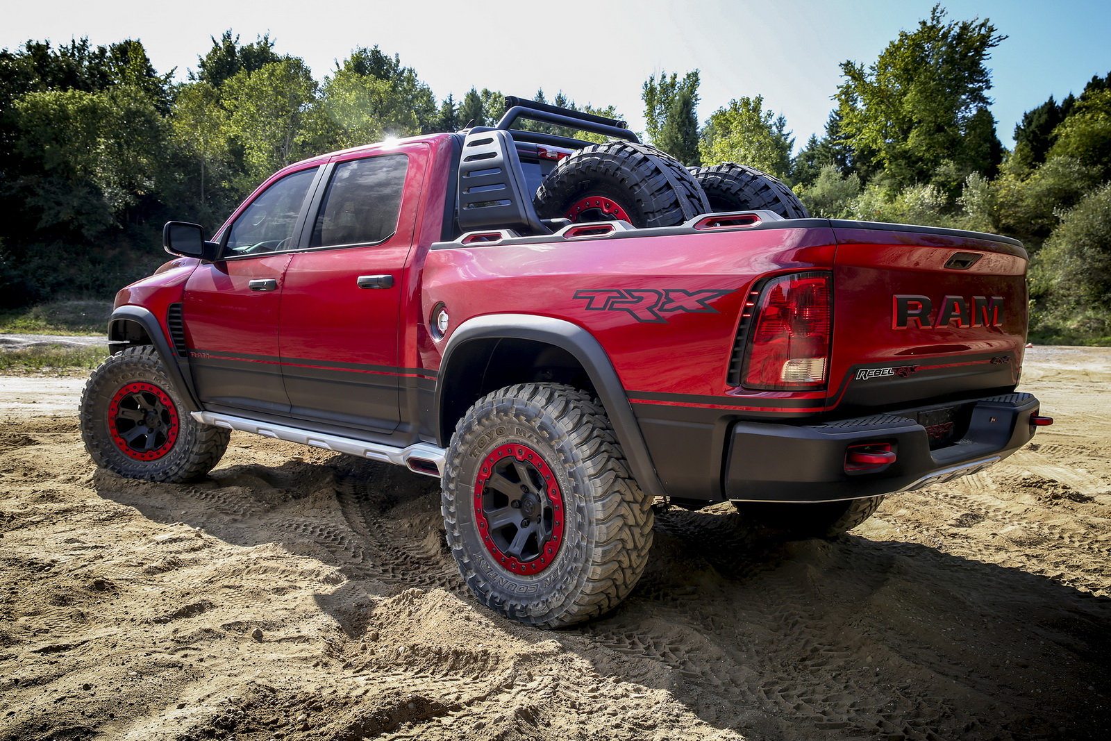 RAM Rebel TRX je koncept šíleného pickupu pro dovádění v dunách.