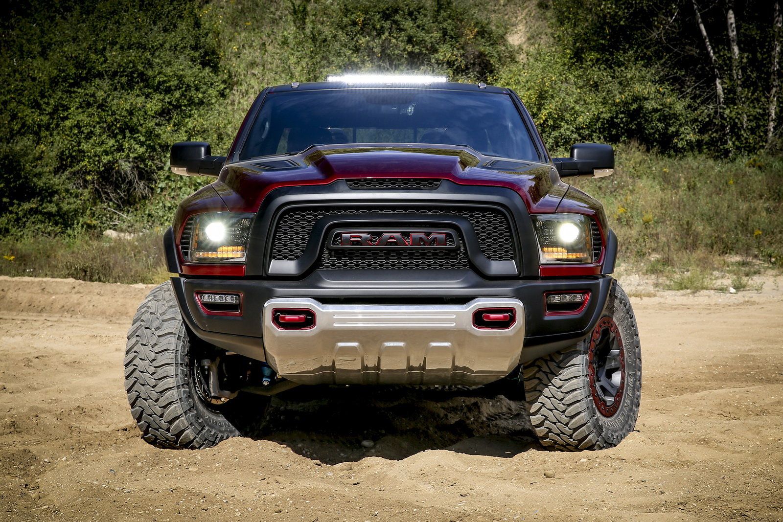 RAM Rebel TRX je koncept šíleného pickupu pro dovádění v dunách.