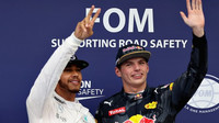 Lewis Hamilton a Max Verstappen po kvalifikaci v Malajsii