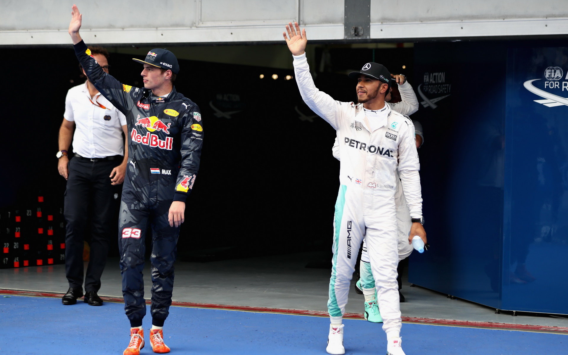 Lewis Hamilton a Max Verstappen po kvalifikaci v Malajsii