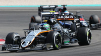 Nico Hülkenberg a Fernando Alonso v závodě v Malajsii