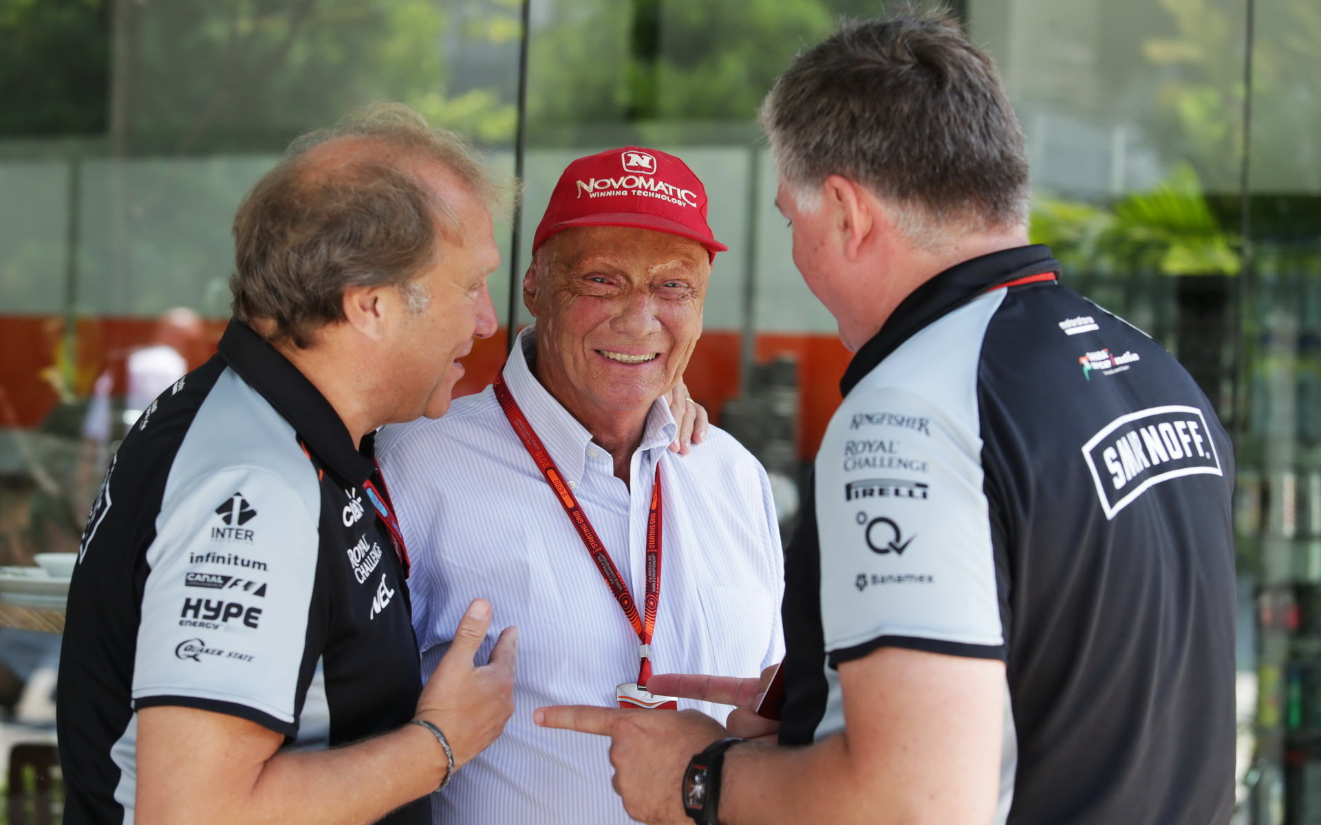 Robert Fernley, Niki Lauda a Otmar Szafnauer v Malajsii