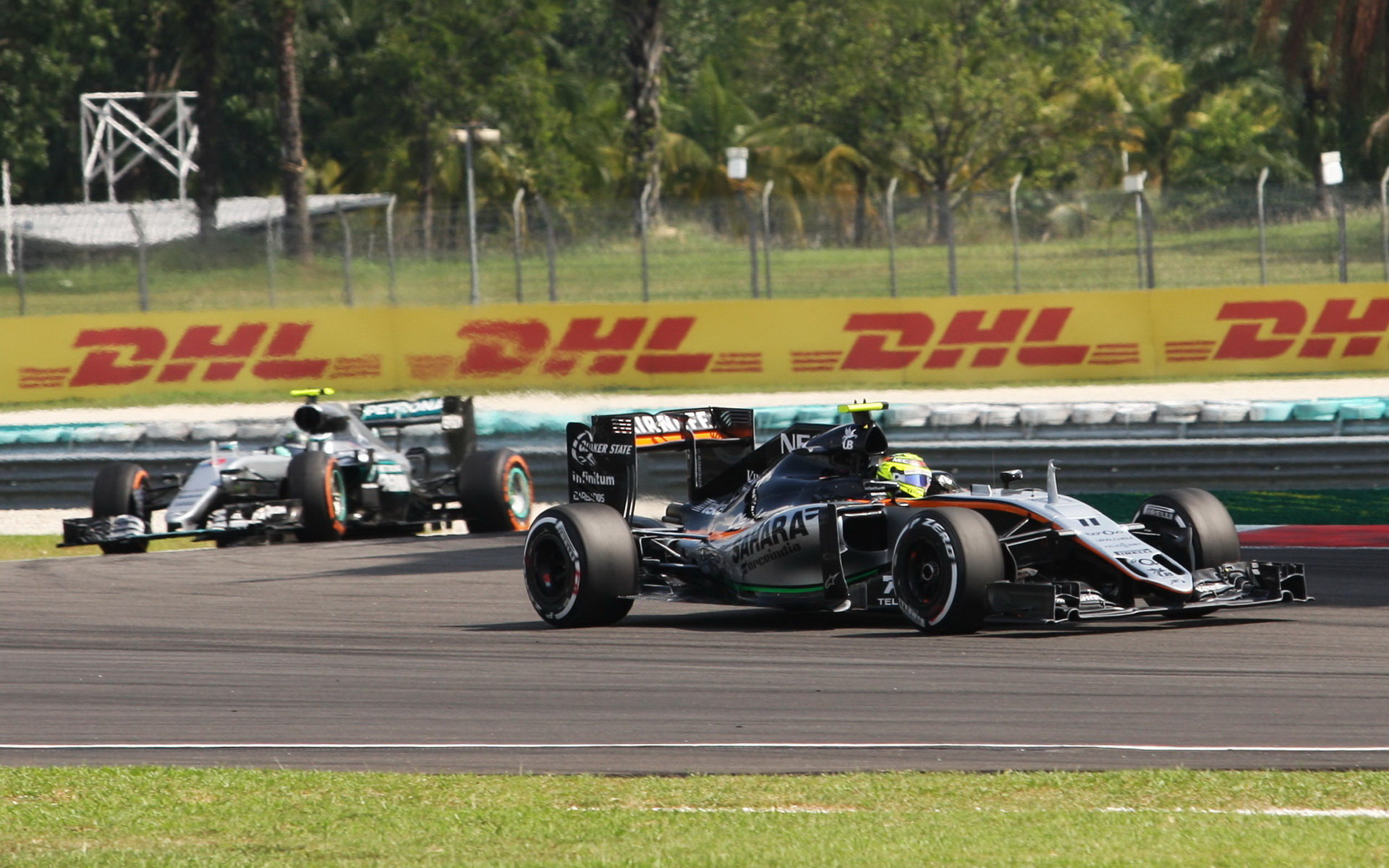 Sergio Pérez a Nico Rosberg v závodě v Malajsii