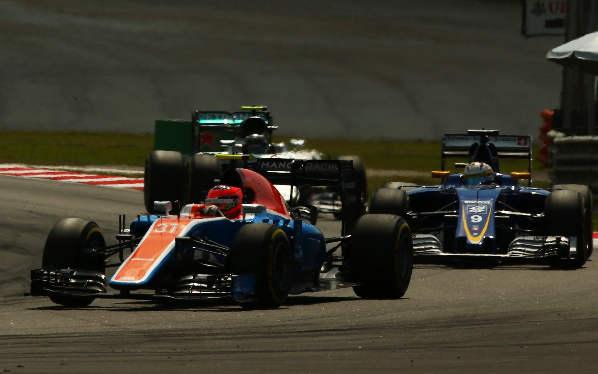 Esteban Ocon a Marcus Ericsson  v závodě v Malajsii