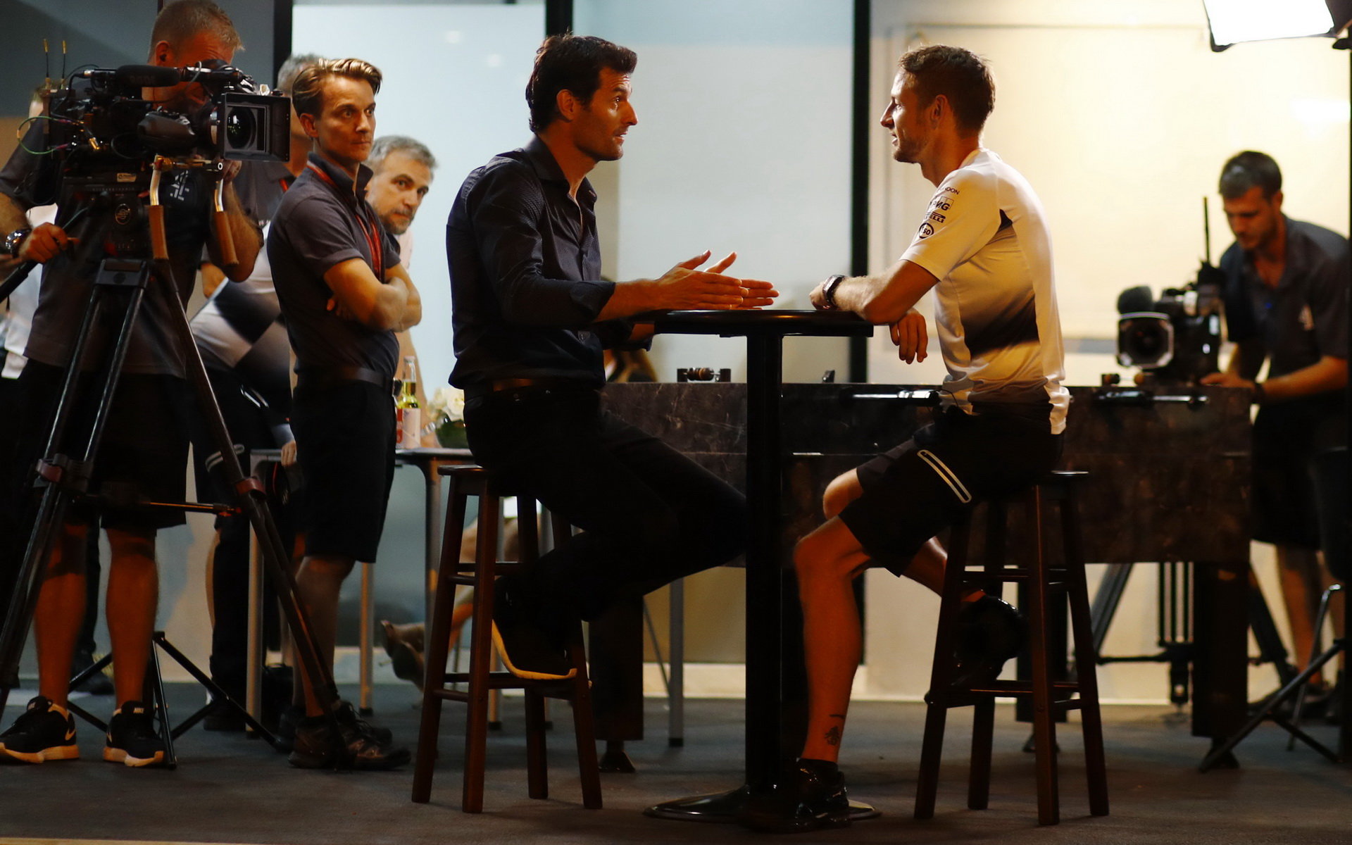 Jenson Button při rozhovoru s Markem Webberem v Malajsii