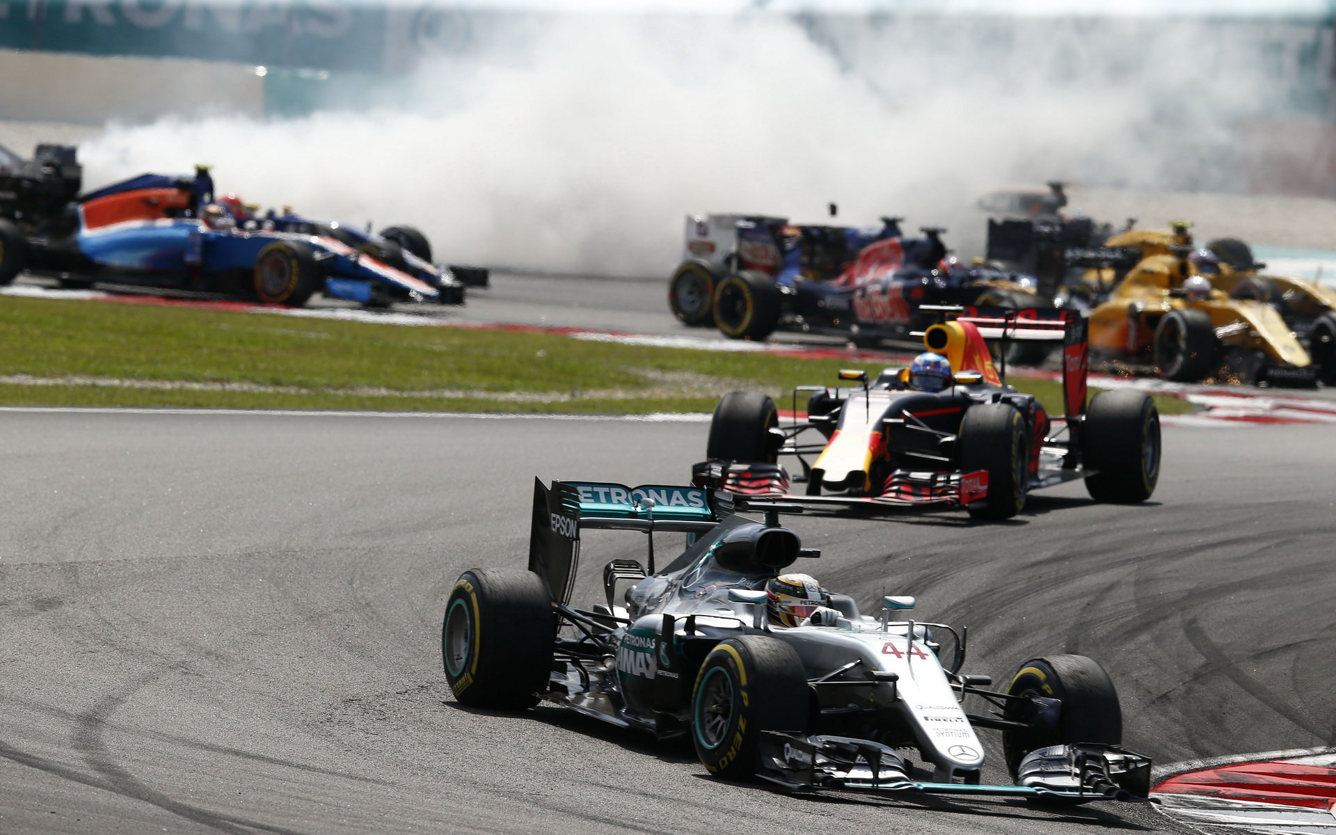 Lewis Hamilton po startu závodu v Malajsii